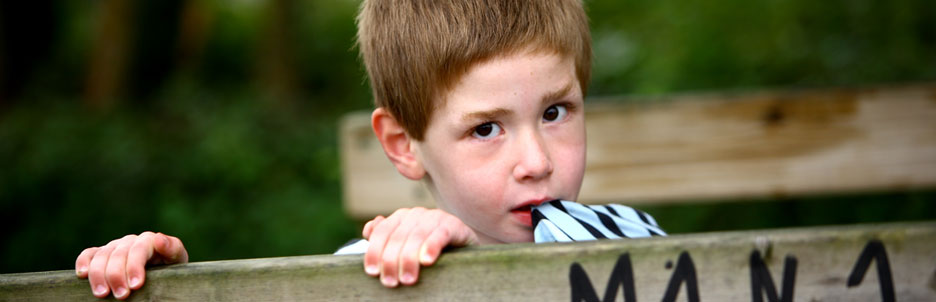 Jongen op schoolplein - foto: www.bullet-ray.com